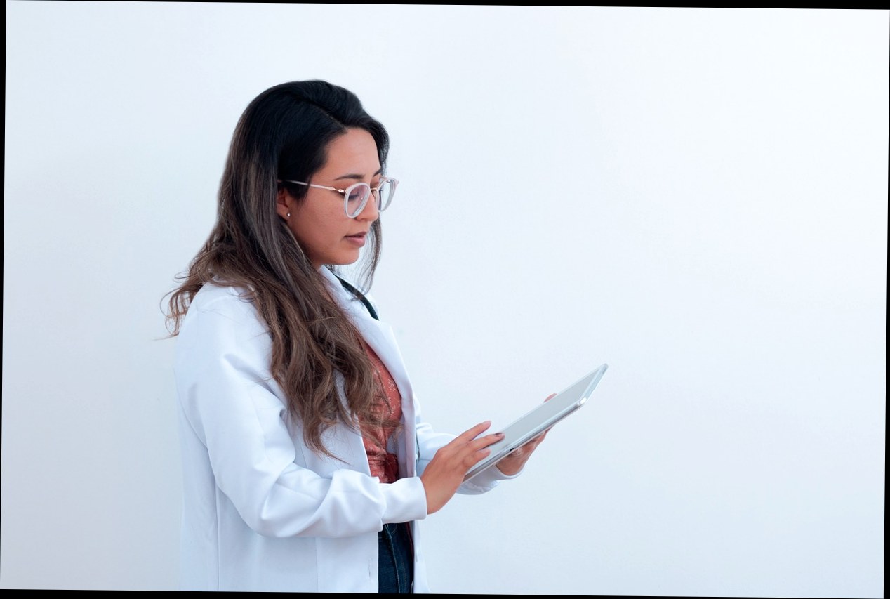 Kelola Data Pasien Klinik Kecantikan: Mana yang Lebih Menguntungkan, Catatan Manual atau Aplikasi?